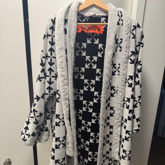 For Sale: OFF-WHITE Unisex Bathrobe – One Size Fits All - $150 - Picture 1 of 3